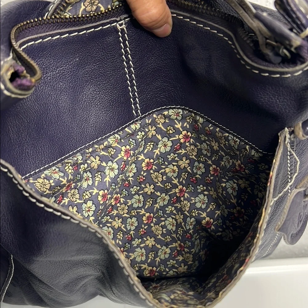 Elegant Navy Leather Shoulder Bag - Picture 4 of 8